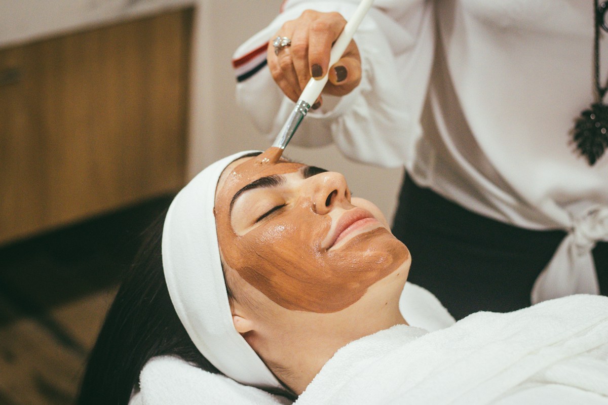 Voorzichtige verzorging van de haargrens tijdens het uithalen van braids
