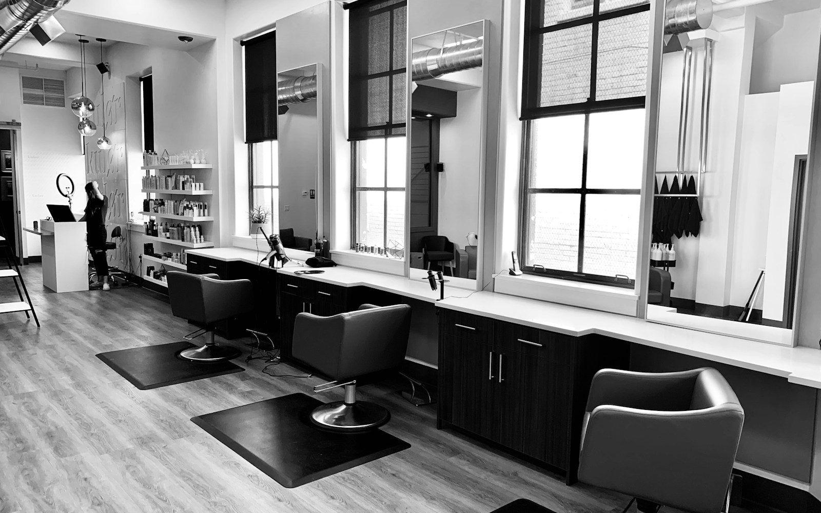 Salonstoel met ringverlichte spiegel in de privéstudio van Bread Of Life Beauty in Amsterdam